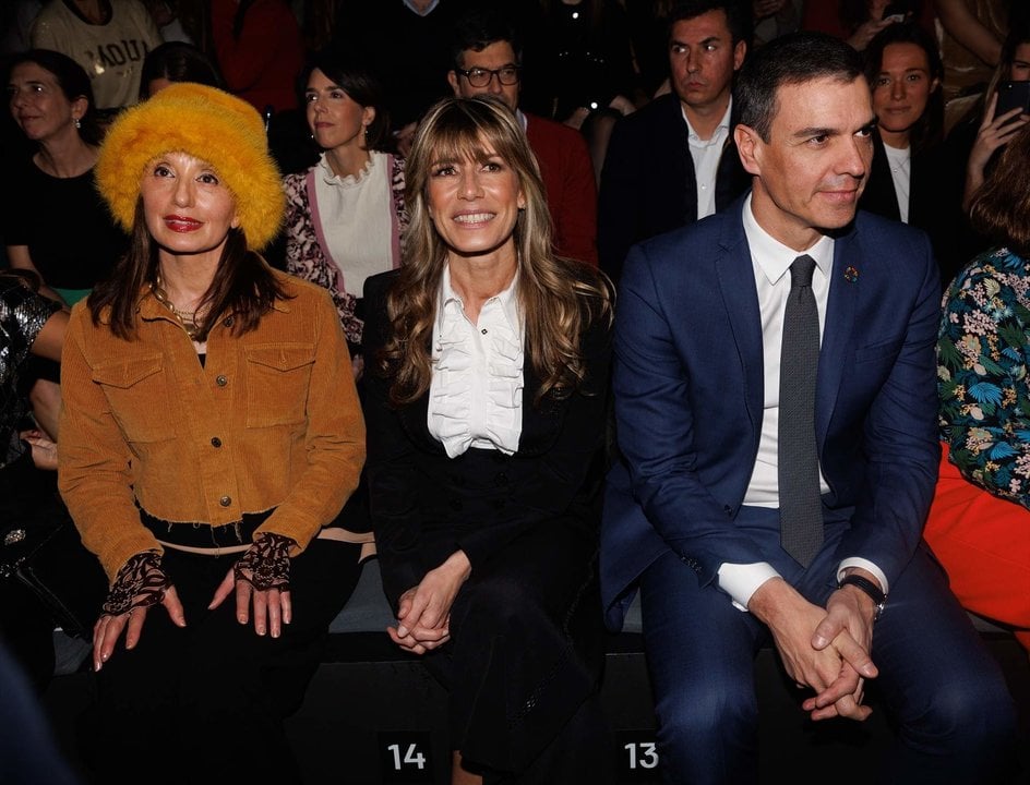 El presidente de Gobierno, Pedro Sánchez, asiste con su esposa, Begoña Gómez Fernández (c), al desfile de la diseñadora Teresa Helbig, en IFEMA Madrid, a 17 de febrero de 2023, en Madrid (España).  fuente EP