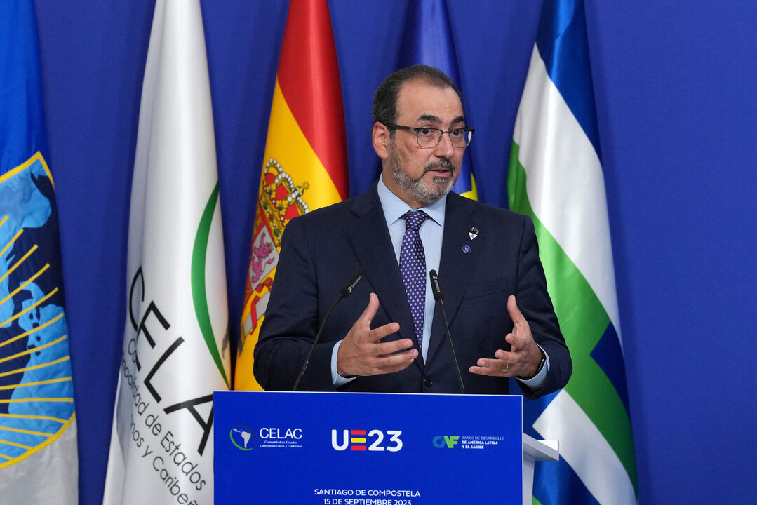 Rueda de prensa de la vicepresidenta primera y ministra de Asuntos Econ&oacute;micos y Transformaci&oacute;n Digital en funciones, Nadia Calvi&ntilde;o (centro), el vicepresidente ejecutivo y comisario europeo de Comercio, Valdis Dombrovskis (2&ordm; Dcha), el presidente de BID, Ilan Goldfajn (DCHA), el ministro de finanzas de San Vicente y las Granadinas, Camillo Michael Gonsalves (segundo izq), y el Presidente de CAF -Banco de desarrollo de Am&eacute;rica Latina-, Sergio D&iacute;az-Granados (IZQ), posterior a la reuni&oacute;n informal ministerial de Asuntos Econ&oacute;micos y Financieros - CELAC en Santiago de Compostela.