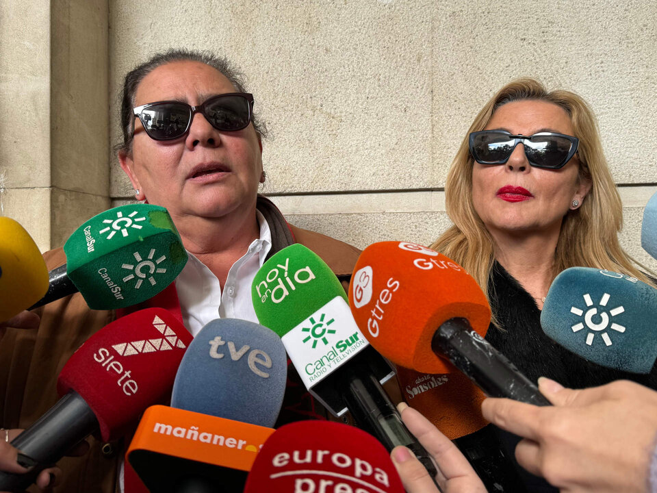 Mar&iacute;a del Monte a su salida del juzgado de Sevilla junto a su pareja, Inmaculada Casal, tras declarar como acusaci&oacute;n particular por el robo en su domicilio, a 16 de febrero de 2024, en Sevilla (Andaluc&iacute;a, Espa&ntilde;a). Hace pocos d&iacute;as se produjo la detenci&oacute;n de los supuestos autores del robo en la casa de la cantante entre los que se encontraba su sobrino, Antonio Tejado, presunto "autor intelectual" del robo.
FAMOSOS;ROBO
Leandro Wassaul / Europa Press
(Foto de ARCHIVO)
16/2/2024