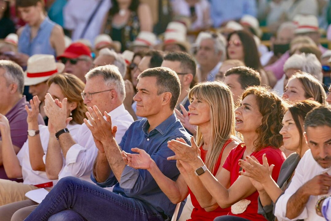 El presidente del Gobierno, Pedro S&aacute;nchez, junto a su esposa, Bego&ntilde;a G&oacute;mez, en un mitin del PSOE en Benalm&aacute;dena (M&aacute;laga)