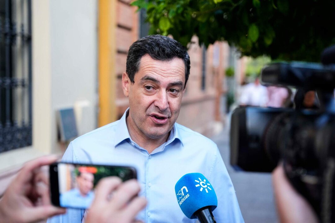 El presidente de la Junta de Andaluc&iacute;a, Juanma Moreno, durante la noche electoral en la sede del PP-A, a 9 de junio de 2024, en Sevilla (Andaluc&iacute;a, Espa&ntilde;a). Hoy tienen lugar las elecciones europeas de 2024 en Espa&ntilde;a. M&aacute;s de 38 millones de espa&ntilde;oles han estado llamados a pasar por las urnas en unos comicios en los que se eligen a 61 eurodiputados al Parlamento Europeo. El partido pol&iacute;tico m&aacute;s numeroso es el Partido Popular Europeo, con 177 parlamentarios, seguido del Grupo de la Alianza Progresista de Socialistas y Dem&oacute;cratas (143), mientras que el m&aacute;s peque&ntilde;o es el grupo de la Izquierda, con 37 representantes.
