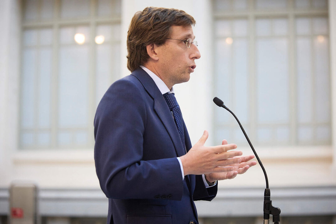 Archivo - El alcalde de Madrid, Jos&eacute; Luis Mart&iacute;nez-Almeida, atiende a los medios de comunicaci&oacute;n, en el Patio de Cristal del Palacio de Cibeles.
