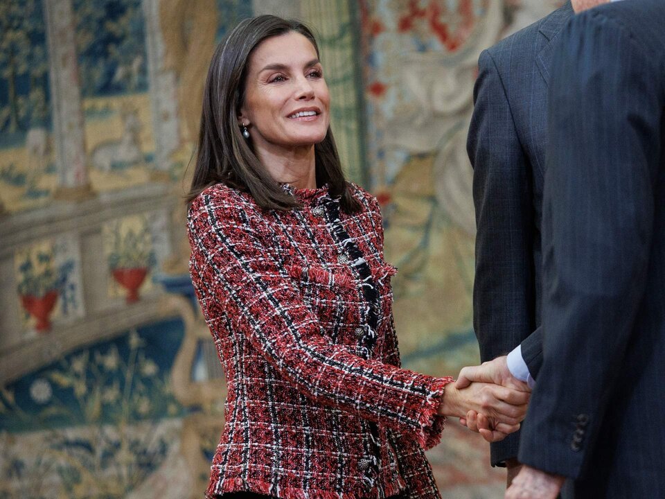 La reina Letizia saluda a su llegada a la reuni&oacute;n anual con los miembros de los Patronatos de la Fundaci&oacute;n Princesa de Asturias, en el Palacio Real de El Pardo, a 13 de junio de 2024, en Madrid (Espa&ntilde;a). La Fundaci&oacute;n Princesa de Asturias est&aacute; integrada por una veintena de personalidades, que son los encargados de establecer las actividades que ha de desarrollar, aprobar los presupuestos, fijar los criterios de actuaci&oacute;n, etc. Adem&aacute;s, la instituci&oacute;n cuenta con un Patronato de car&aacute;cter consultivo y honor&iacute;fico, el Patronato Princesa de Asturias, del que forman parte todas aquellas personas o instituciones que colaboran de una u otra manera con los objetivos de la entidad.
13 JUNIO 2024;REYES;FELIPE VI;LETIZIA;REUNI&Oacute;N ANUAL;PATRONATOS;FUNDACI&Oacute;N PRINCESA;MADRID
Alejandro Mart&iacute;nez V&eacute;lez / Europa Press
13/6/2024