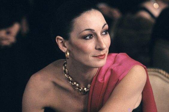 El cambio de Anjelica Huston: Antes y despu&eacute;s
