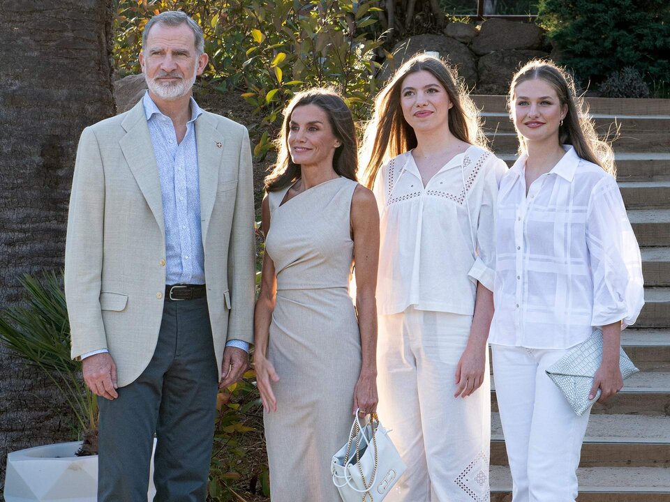 (I-D) El Rey Felipe VI; la Reina Letizia; la Infanta Sof&Atilde;&shy;a y la Princesa Leonor, a su llegada al encuentro con premiados &acirc;&euro;&tilde;Princesa de Girona&acirc;&euro;&trade; de ediciones anteriores, en el Hotel Mel&Atilde;&shy;&Atilde;&iexcl; de Lloret de Mar, a 9 de julio de 2024, en Lloret de Mar, Girona, Catalunya (Espa&Atilde;&plusmn;a). Los Premios Princesa de Girona que se entregar&Atilde;&iexcl;n ma&Atilde;&plusmn;ana, 10 de julio, llegan este a&Atilde;&plusmn;o a su 15&Acirc;&ordf; edici&Atilde;&sup3;n. Unos galardones que promueven desde 2010 la investigaci&Atilde;&sup3;n, la creatividad art&Atilde;&shy;stica, la innovaci&Atilde;&sup3;n, la solidaridad y el talento emprendedor de j&Atilde;&sup3;venes de hasta 35 a&Atilde;&plusmn;os que, con su trabajo, esfuerzo y dedicaci&Atilde;&sup3;n pretenden mejorar el mundo desde diferentes &Atilde;&iexcl;mbitos.

09 JULIO 2024;PRINCESA DE GIRONA;PREMIOS;

Gl&Atilde;&sup2;ria S&Atilde;&iexcl;nchez / Europa Press

09/7/2024