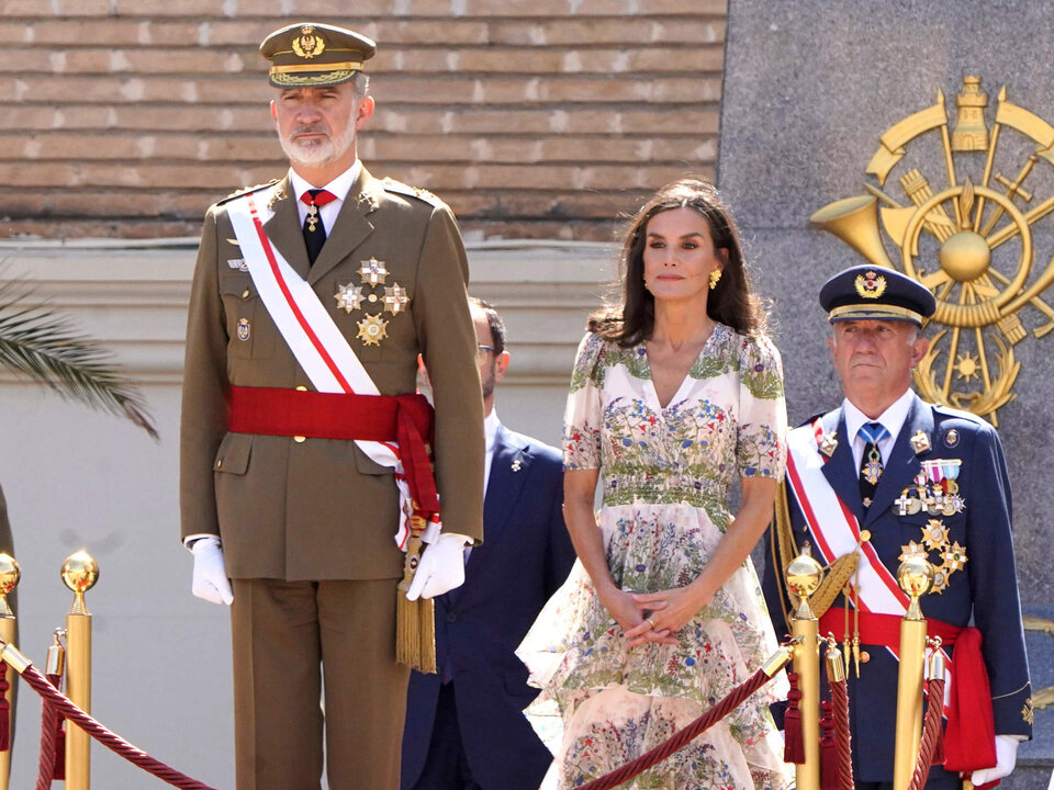 (I-D) En primera fila, la Infanta Sof&iacute;a, el Rey Felipe VI, la Reina Letizia, y la ministra de Defensa, Margarita Robles, durante la entrega de los Reales Despachos de empleo y nombramientos a los nuevos oficiales del Ej&eacute;rcito de Tierra y de la Guardia Civil, en la Academia General Militar, a 3 de julio de 2024, en Zaragoza, Arag&oacute;n (Espa&ntilde;a). Durante el acto Su Majestad el Rey ha hecho entrega a la Princesa de Asturias del nombramiento como dama alf&eacute;rez cadete del Ej&eacute;rcito de Tierra y le ha impuesto la Gran Cruz del M&eacute;rito Militar con distintivo blanco.
FAMOSOS;REALEZA;MILITAR;REYES;PRINCESA
&Aacute;ngel D&iacute;az Bri&ntilde;as / Europa Press
03/7/2024