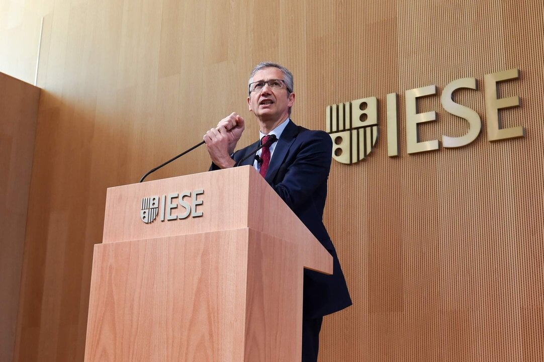 Archivo - El exgobernador del Banco de Espa&ntilde;a Pablo Hern&aacute;ndez de Cos interviene durante la primera jornada de la 19&ordm; edici&oacute;n del IESE Banking, en Madrid, el pasado 16 de mayo.