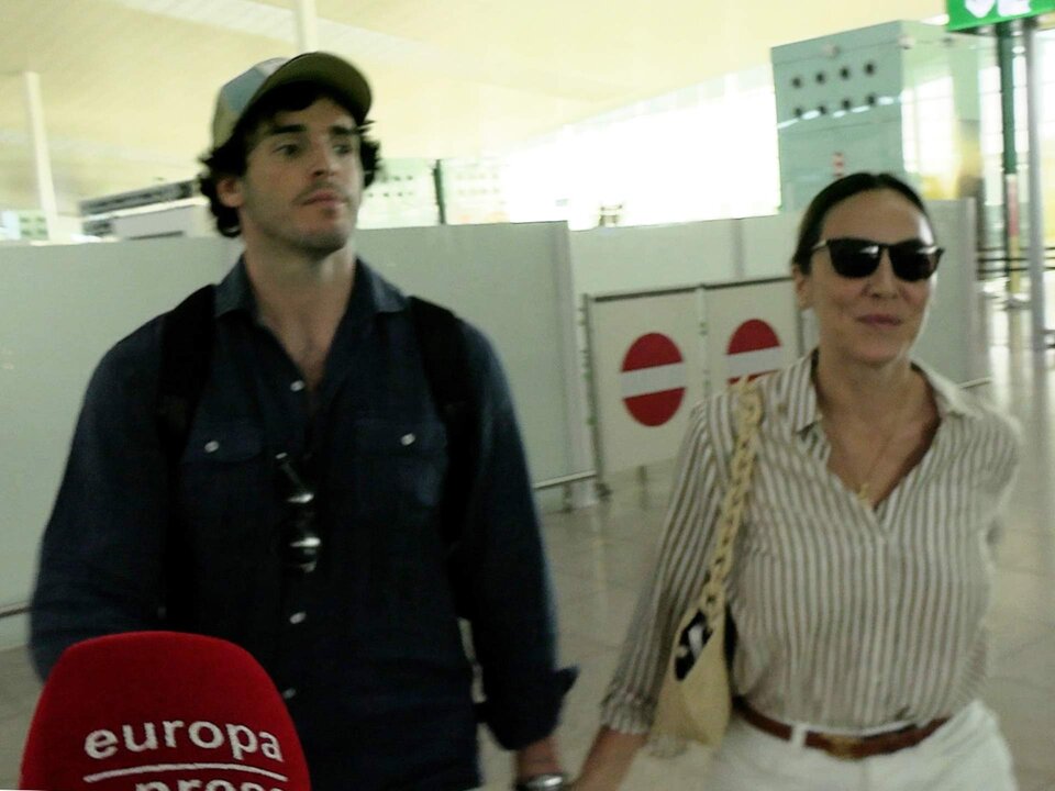 Tamara Falco e I&ntilde;igo Onieva en el Aeropuerto Josep Tarradellas Barcelona-El Prat a 24 de Julio de 2024 en Barcelona (Espa&ntilde;a).