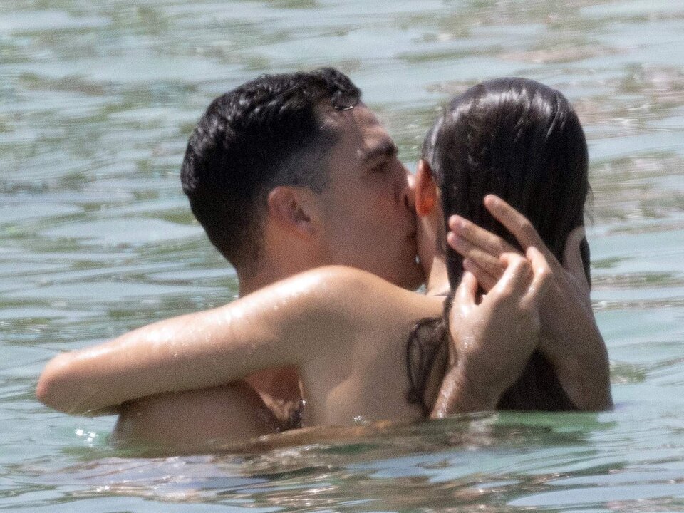 Mikel Merino y Lola Liberal en la playa a 20 de Julio de 2024 en Ibiza (Espa&ntilde;a).