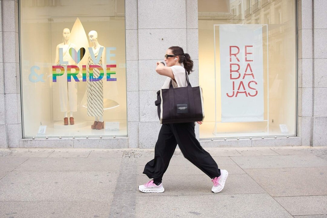 Un escaparate de una tienda, durante el comienzo de las rebajas de verano, en el centro de Madrid, a 27 de junio de 2024. Foto: Jes&uacute;s Hell&iacute;n / Europa Press