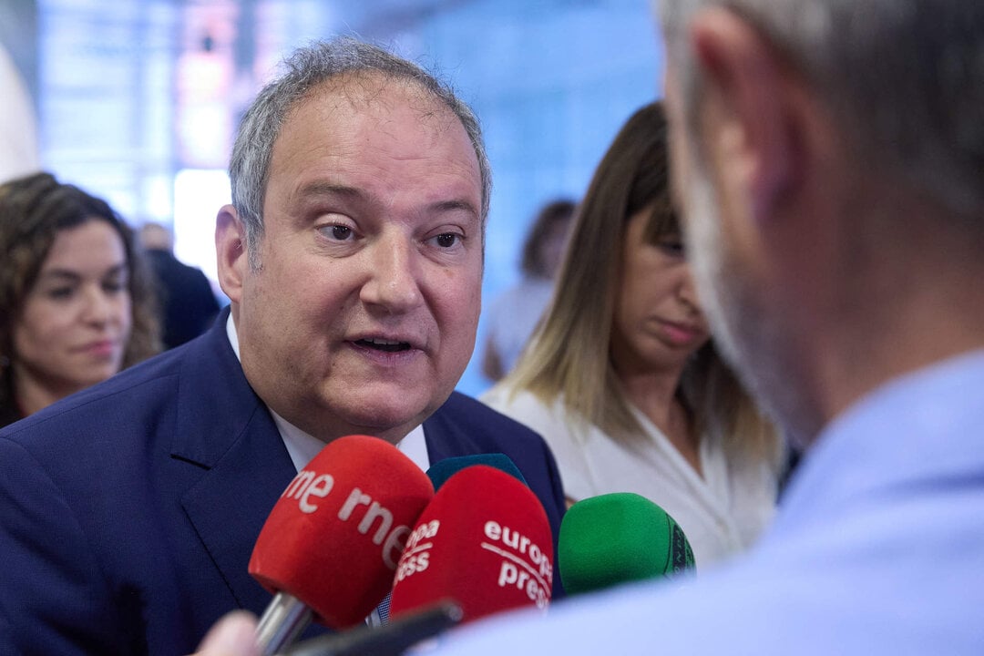 El ministro de Industria y Turismo, Jordi Hereu, ofrece declaraciones a los medios a su llegada a las oficinas centrales de Paradores, a 22 de julio de 2024, en Madrid.