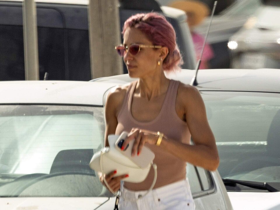 Hiba Abouk acude a un restaurante para comer con una amiga, a 30 de julio de 2024, en Ibiza (Islas Baleares, Espa&ntilde;a)