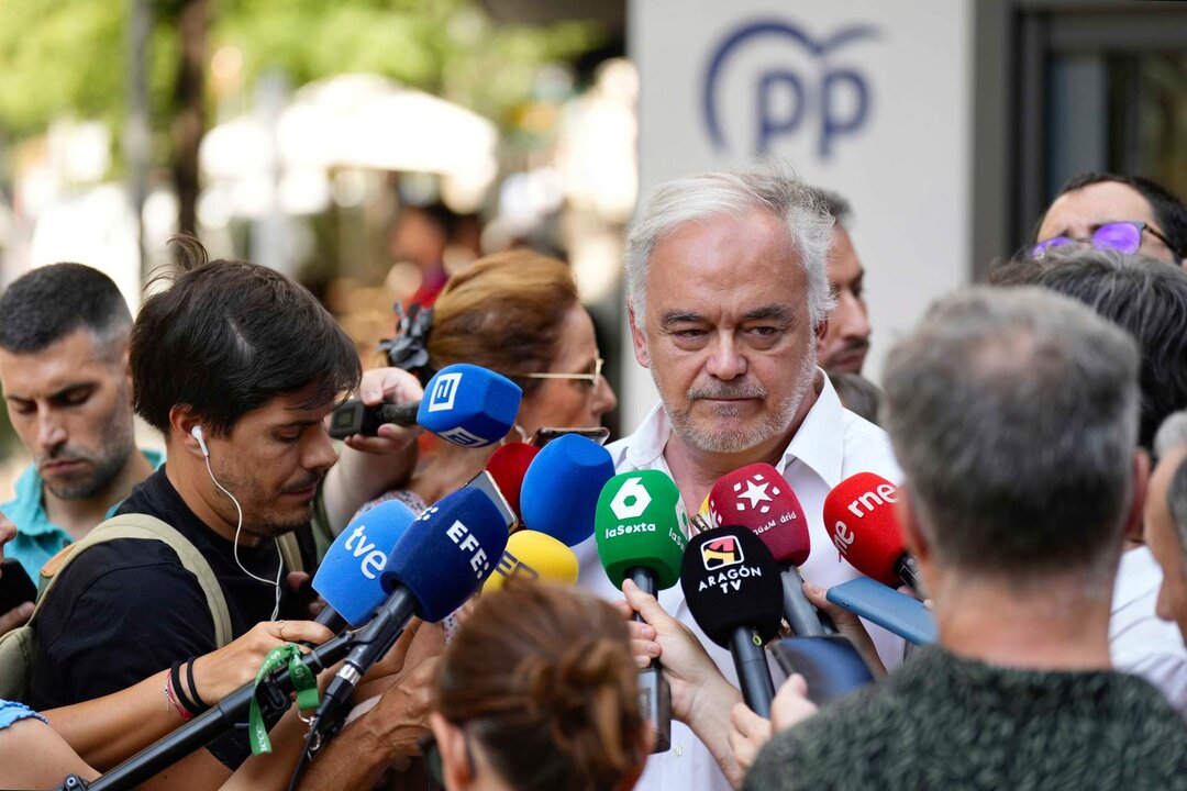 El vicesecretario de Institucional del PP, Esteban Gonz&aacute;lez Pons, ofrece declaraciones a los medios de comunicaci&oacute;n a las puertas de la sede nacional del PP, en la calle G&eacute;nova, Madrid, a 7 de agosto de 2024.