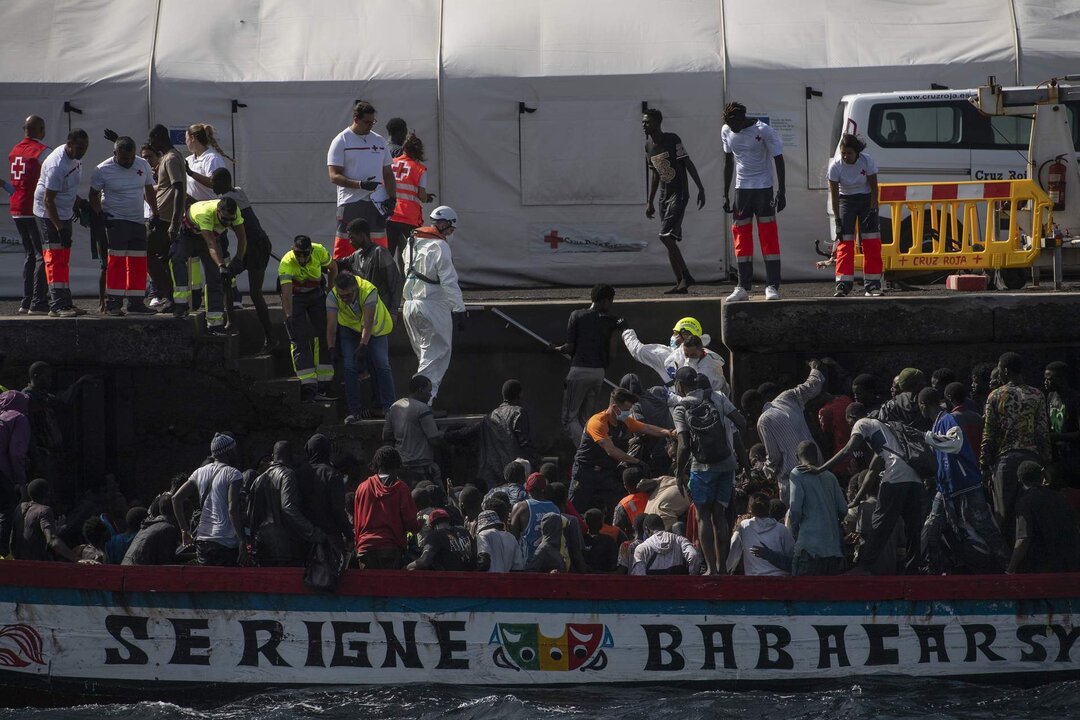 Cargar m&aacute;is
Migrantes desembarcan de un cayuco en El Hierro.