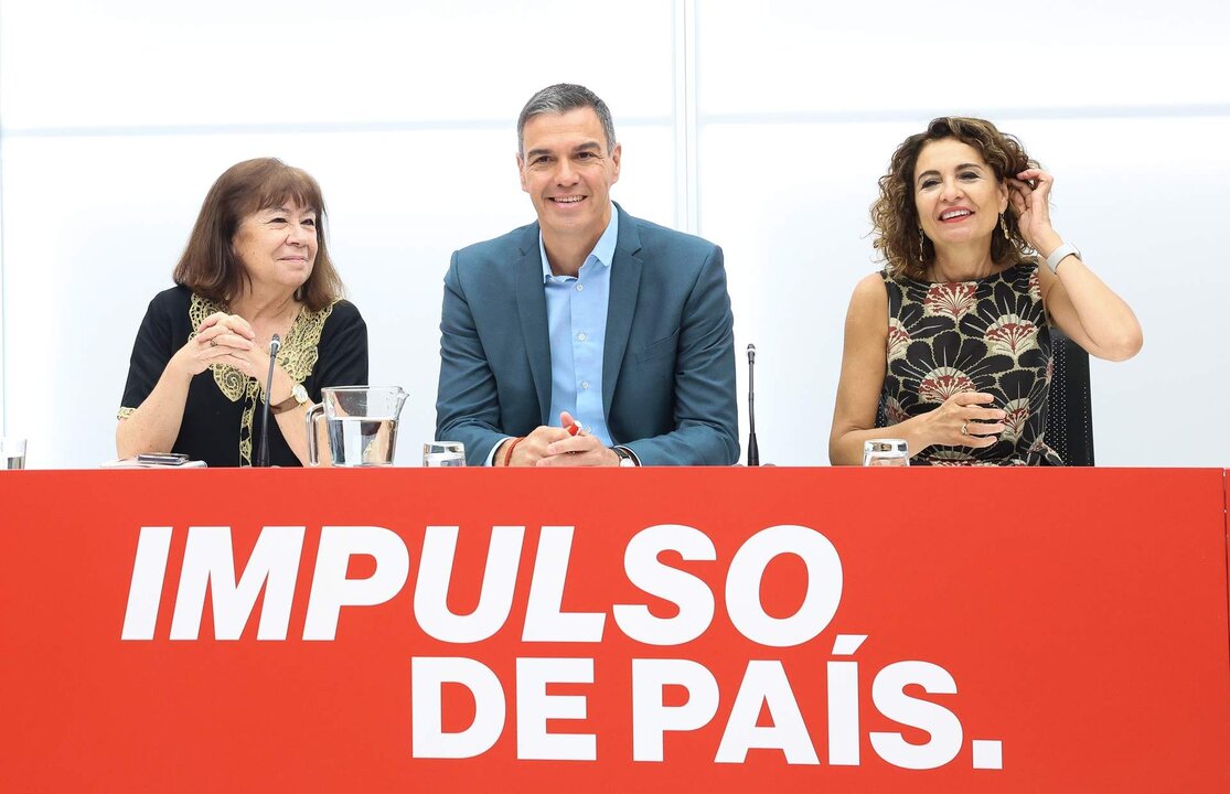 De izquierda a derecha. La presidenta del PSOE, Cristina Narbona, el presidente del Gobierno y Secretario General del PSOE, Pedro S&aacute;nchez y la vicesecretaria general del PSOE, vicepresidenta primera del Gobierno y ministra de Hacienda, Mar&iacute;a Jes&uacute;s Montero.