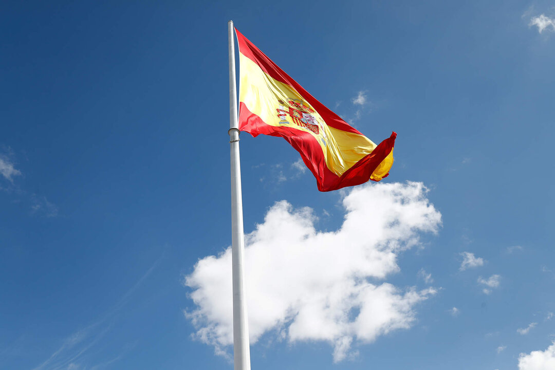 Bandera de Espa&ntilde;a de la Plaza de Col&oacute;n de Madrid, ondeando.