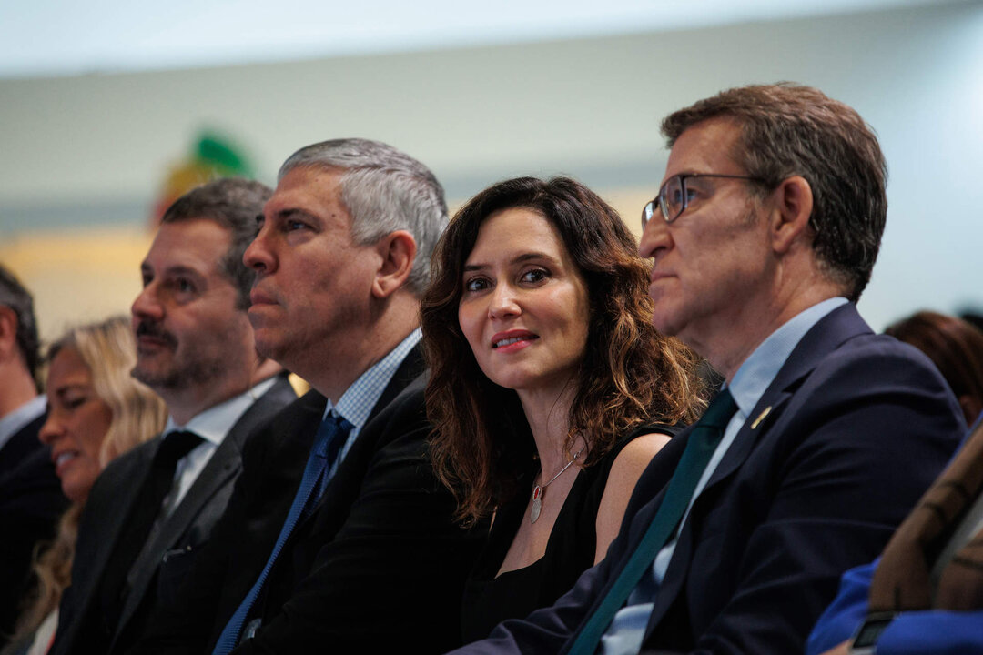 La presidenta de la Comunidad de Madrid, Isabel D&iacute;az Ayuso (2d), y el presidente del Partido Popular, Alberto N&uacute;&ntilde;ez Feij&oacute;o (1d, durante la celebraci&oacute;n del D&iacute;a de Madrid en Fitur 2024, en IFEMA Madrid, a 26 de enero de 2024, en Madrid.