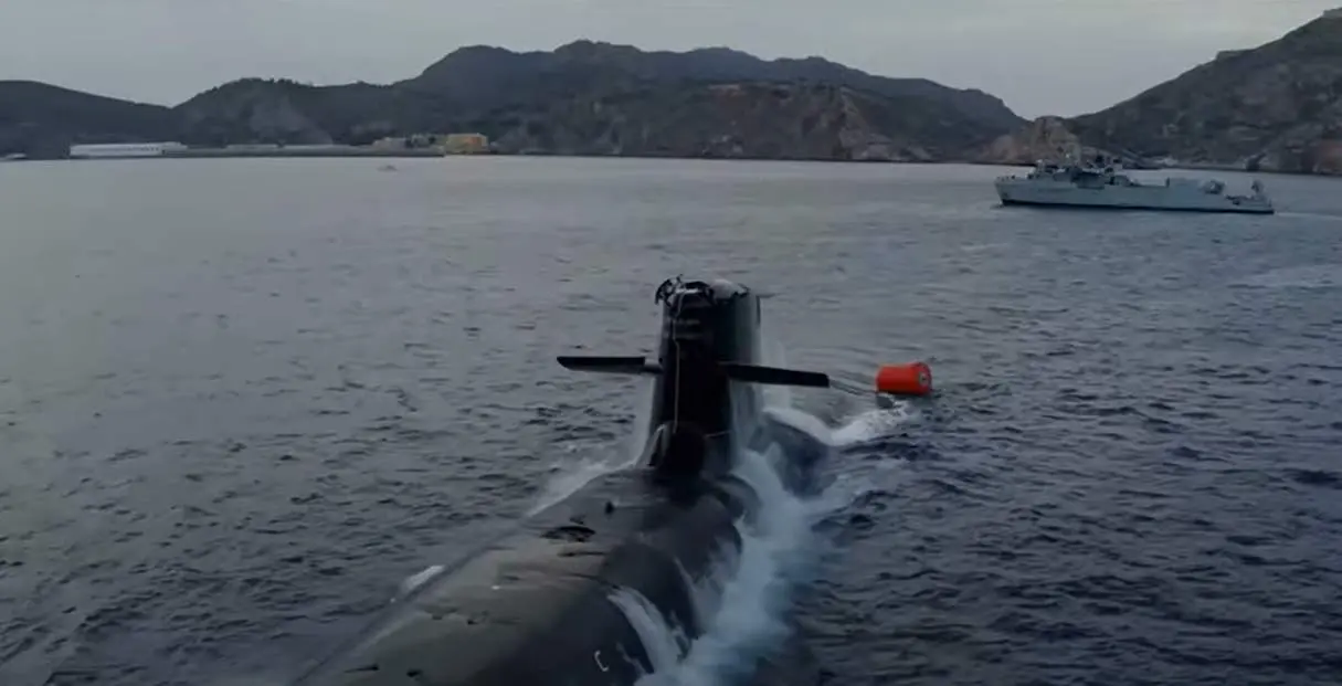 El S-81 en Souda durante su despliegue