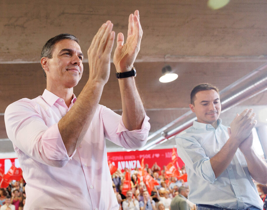 El secretario general del PSOE y presidente del Gobierno, Pedro S&aacute;nchez, a la izquierda, y el l&iacute;der del PSOE-M, Juan Lobato, a la derecha.