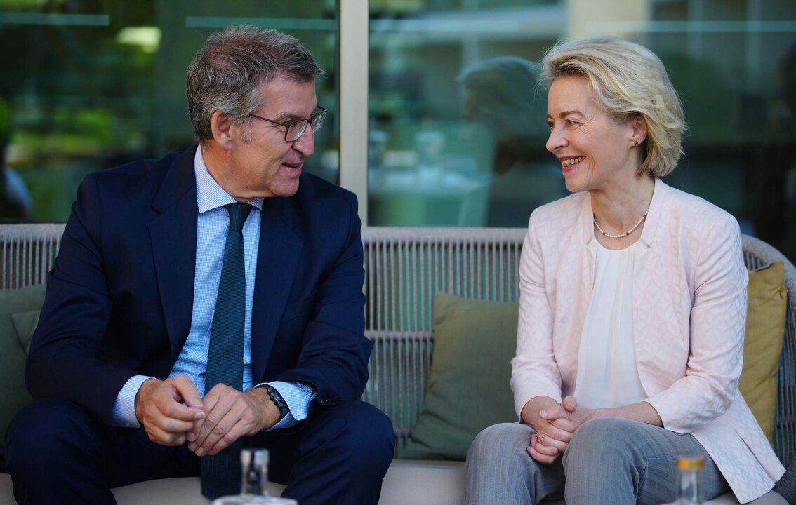 El l&iacute;der del PP, Alberto N&uacute;&ntilde;ez Feij&oacute;o, mantiene una reuni&oacute;n informal con la presidenta de la Comisi&oacute;n Europea en Cascais.