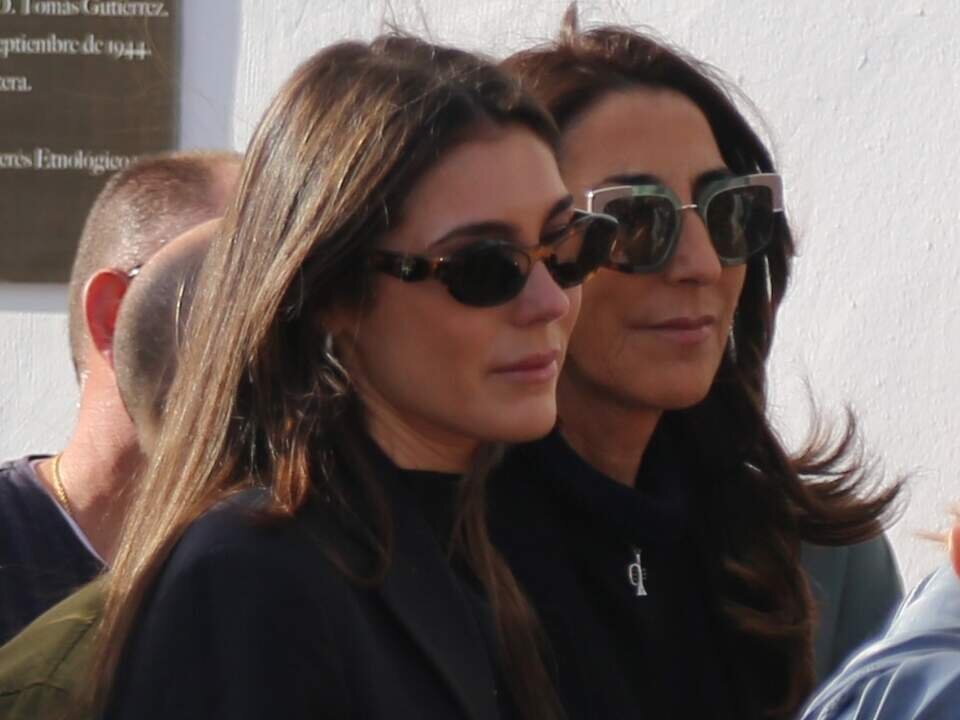Anna Ferrer Padilla y Paz Padilla a su llegada a la misa funeral, a 22 de octubre de 2024, en Zahara de los Atunes.

Leandro Wassaul
FAMOSOS;ENTIERRO;MISA;DESPEDIDA
22/10/2024