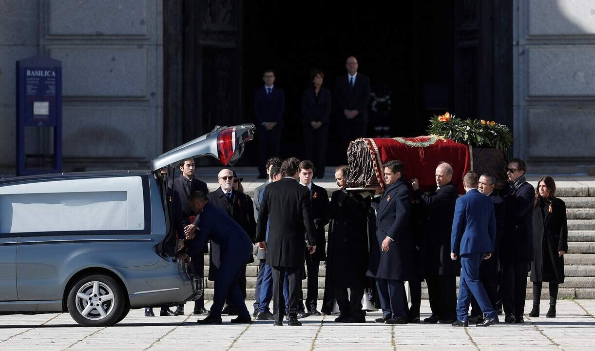 Familiares de Franco trasladan el f&eacute;retro durante la exhumaci&oacute;n del Valle de los Ca&iacute;dos.