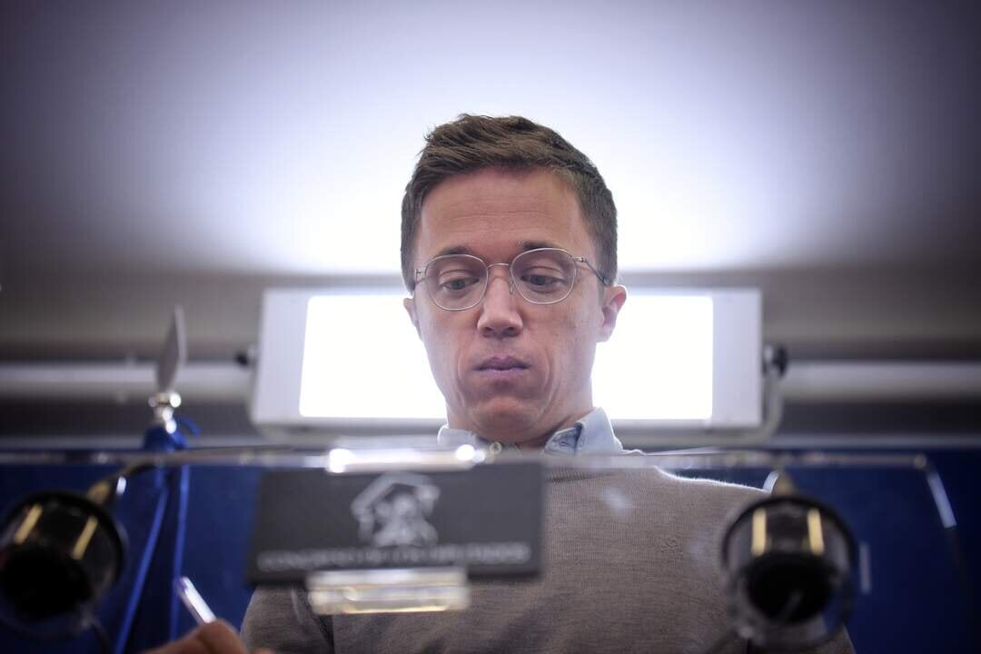 El exportavoz de Sumar en el Congreso, &Iacute;&ntilde;igo Errej&oacute;n, durante una rueda posterior a la reuni&oacute;n de la Junta de Portavoces, a 15 de octubre de 2024, en Madrid.