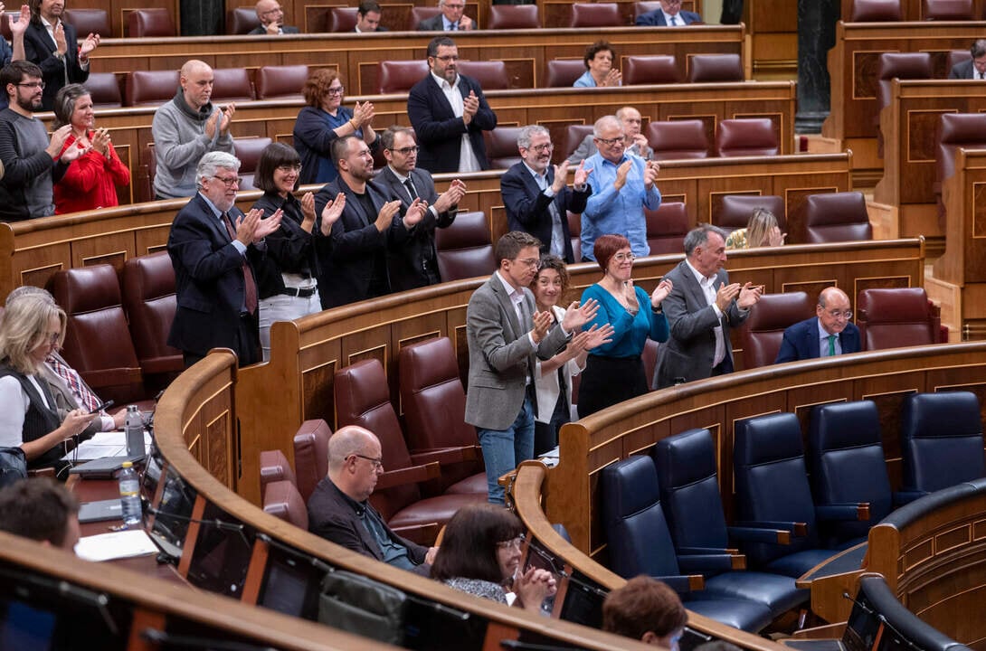 Los diputados de Sumar aplauden durante una sesi&oacute;n plenaria, en el Congreso de los Diputados, a 22 de octubre de 2024, en Madrid.