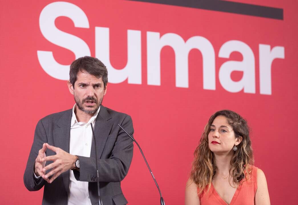 El portavoz de Sumar, Ernest Urtasun, y la secretaria de Organizaci&oacute;n del partido, Lara Hern&aacute;ndez, durante una rueda de prensa, en el Espacio Rastro, a 17 de junio de 2024, en Madrid.