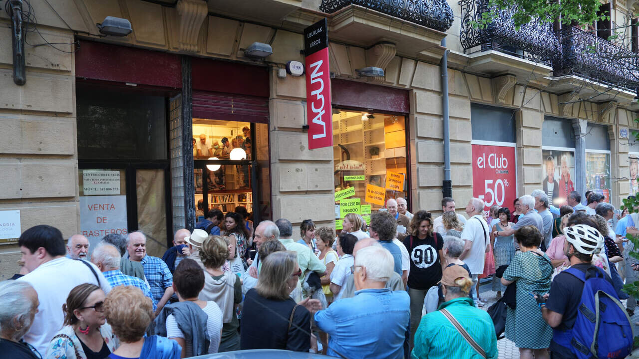 ELENA Recalde en la puerta de la librer&iacute;a La librer&iacute;a Lagun cierra sus puertas