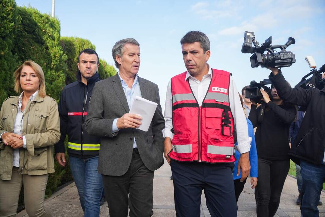 El presidente del Partido Popular, Alberto N&uacute;&ntilde;ez Feij&oacute;o (i) y el presidente de la Generalitat Valenciana, Carlos Maz&oacute;n (d), visitan el Centro de Coordinaci&oacute;n de Emergencias de la Comunitat Valenciana, junto al , a 31 de octubre de 2024, en L'Eliana.