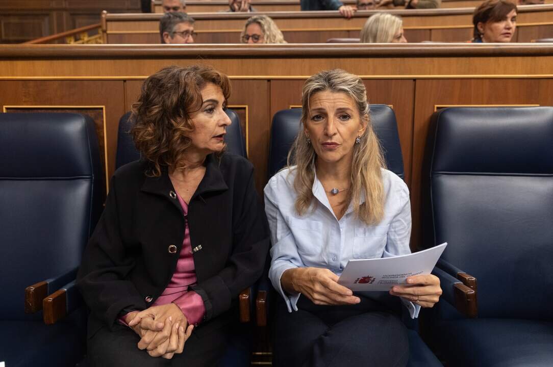 La vicepresidenta segunda y ministra de Hacienda, Mar&iacute;a Jes&uacute;s Montero (i) y la vicepresidenta segunda y ministra de Trabajo, Yolanda D&iacute;az (d), durante una sesi&oacute;n de control al Gobierno.