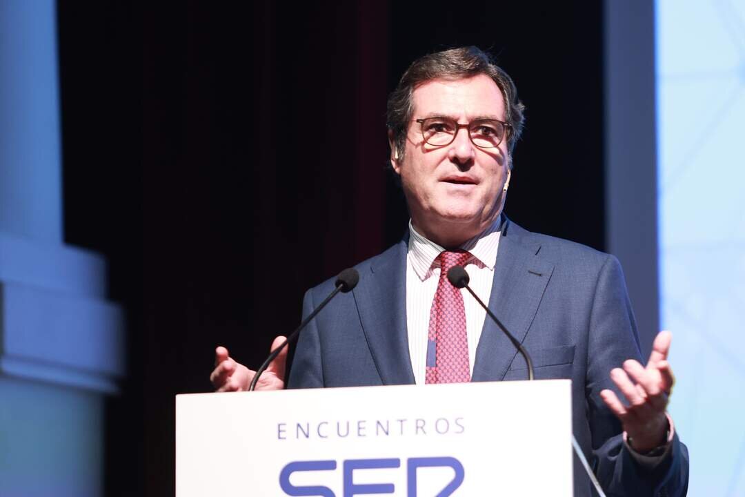 El presidente de Confederaci&oacute;n Espa&ntilde;ola de Organizaciones Empresariales (CEOE), Antonio Garamendi, interviene en los 'Encuentros de la SER Andaluc&iacute;a'. A 19 de noviembre de 2024, en Sevilla.