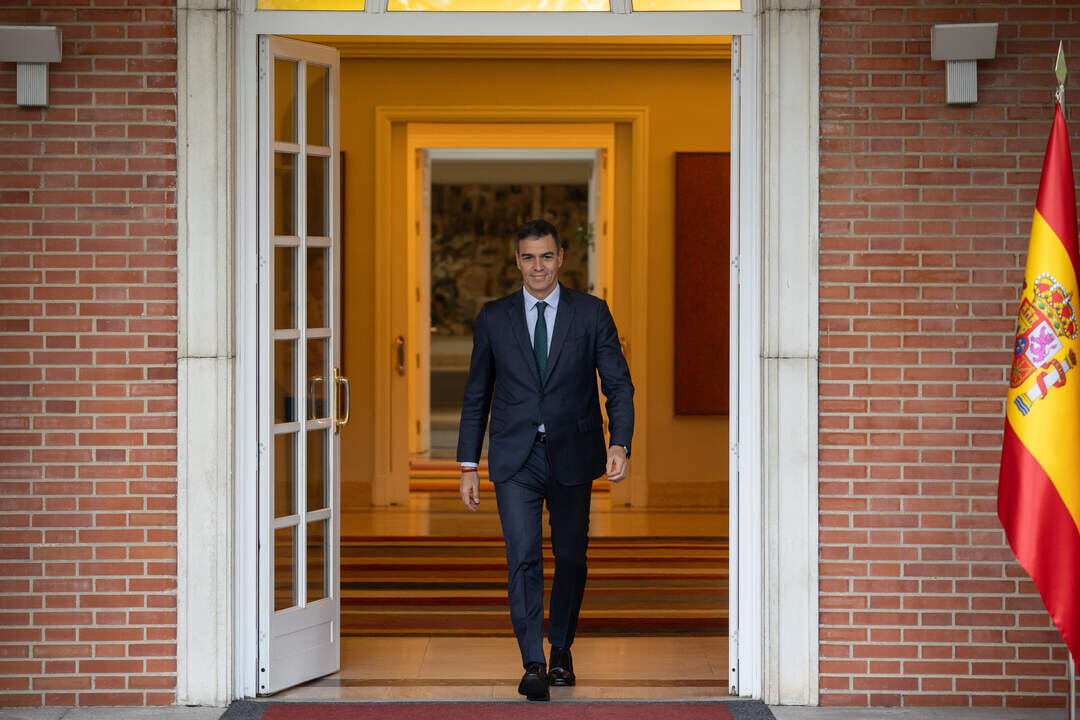 Pedro S&aacute;nchez sale del Palacio de la Moncloa (Foto: Alejandro Mart&iacute;nez V&eacute;lez / Europa Press).