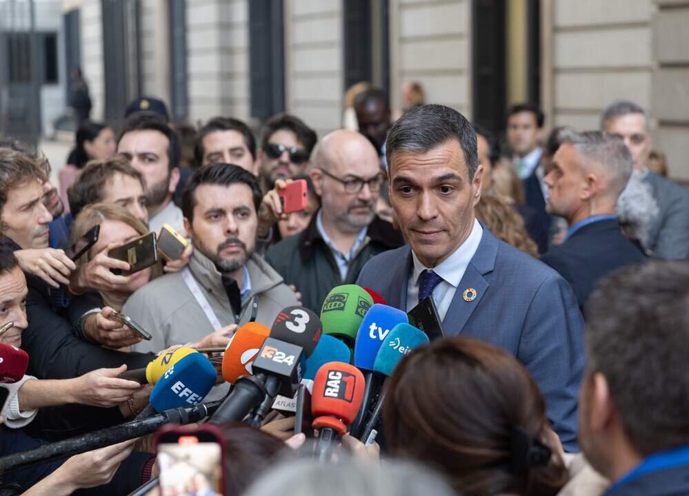 El presidente del Gobierno, Pedro S&aacute;nchez, atiende a los medios de comunicaci&oacute;n a su salida del pleno, en el Congreso de los Diputados, a 21 de noviembre de 2024, en Madrid.