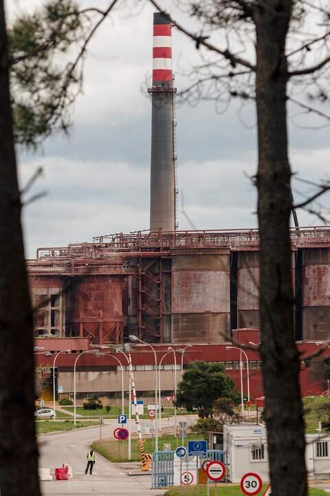 San Cibrao, Lugo. Poca actividad en las instalaciones de Alcoa San Cibrao (Lugo) horas despu&eacute;s de que la plantilla aceptase en refer&eacute;ndum la propuesta presentada por la direcci&oacute;n de la empresa.