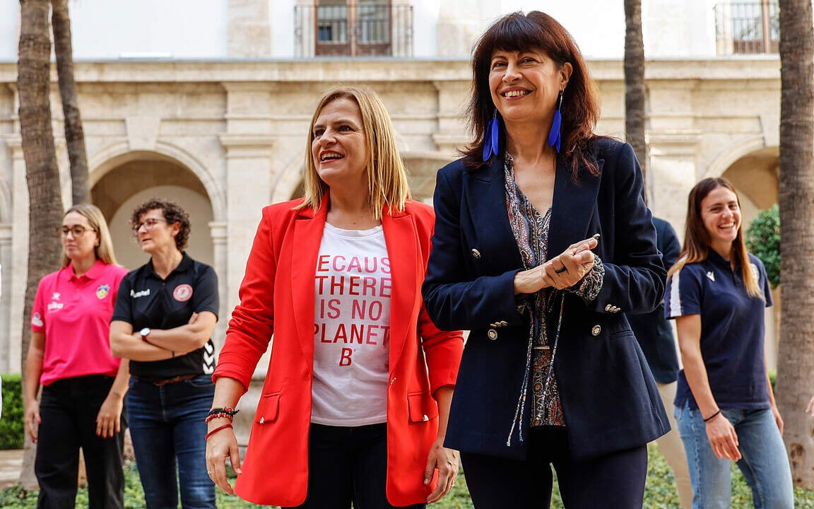 ROBER SOLSONA&hellip;.20241024&hellip;VALENCIA&hellip;La ministra de Igualdad Ana Redondo Garc&iacute;a, junto  a la  Delegada del Gobierno Piar Bernab&eacute;, se reune con jugadoras del Valencia Basket, Valencia CF y Levante UD.
