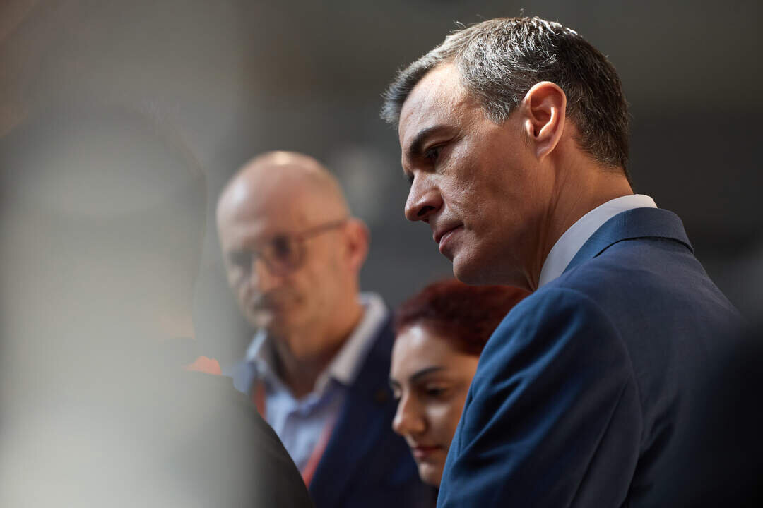 El presidente del Gobierno, Pedro S&aacute;nchez, durante su visita a la exposici&oacute;n 'Formaci&oacute;n Profesional: innovaci&oacute;n y alianzas para seguir avanzando&rsquo;, en &lsquo;La Nave&rsquo; de Villaverde, a 4 de diciembre de 2024, en Madrid.