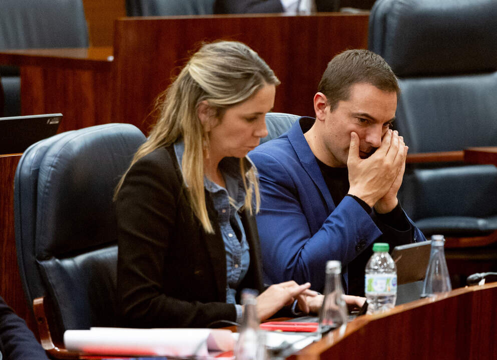 La diputada del PSOE en la Asamblea, Mar Espinar, y el exsecretario general del PSOE-M y exportavoz del PSOE en la Asamblea, Juan Lobato, durante un pleno en la Asamblea de Madrid, a 19 de diciembre de 2024, en Madrid.
