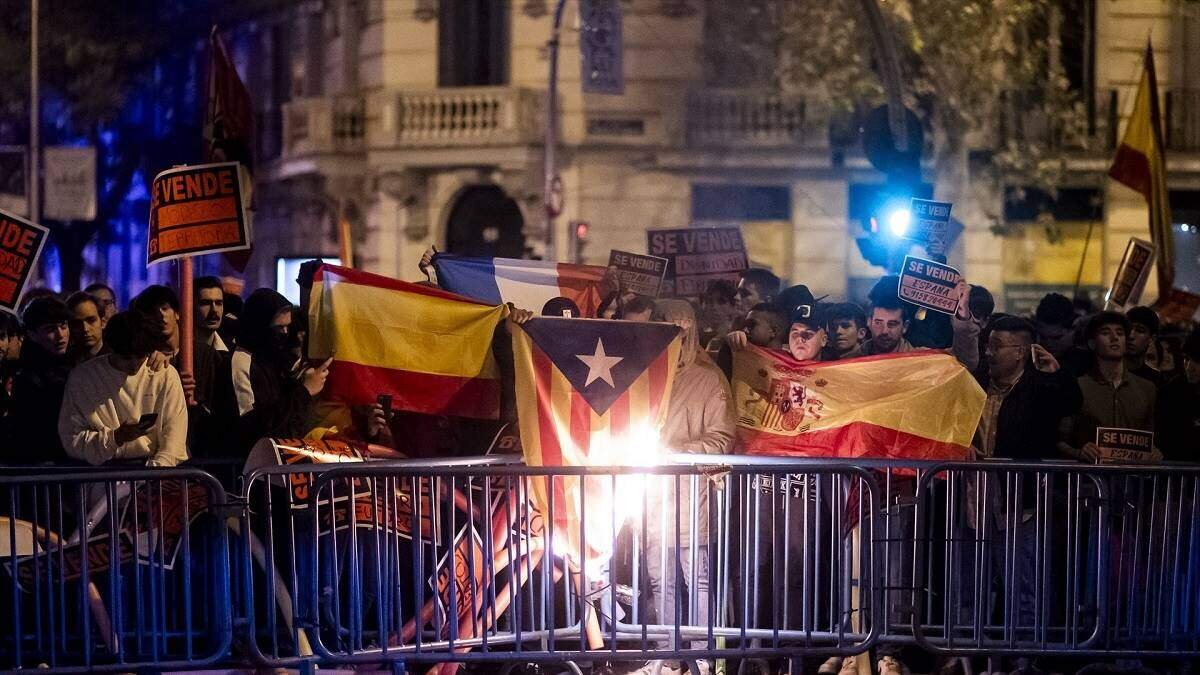 Manifestaci&oacute;n contra el PSOE y la ley de amnist&iacute;a a los independentistas catalanes, en la calle Ferraz de Madrid (Foto: A. P&eacute;rez Meca / Europa Press).