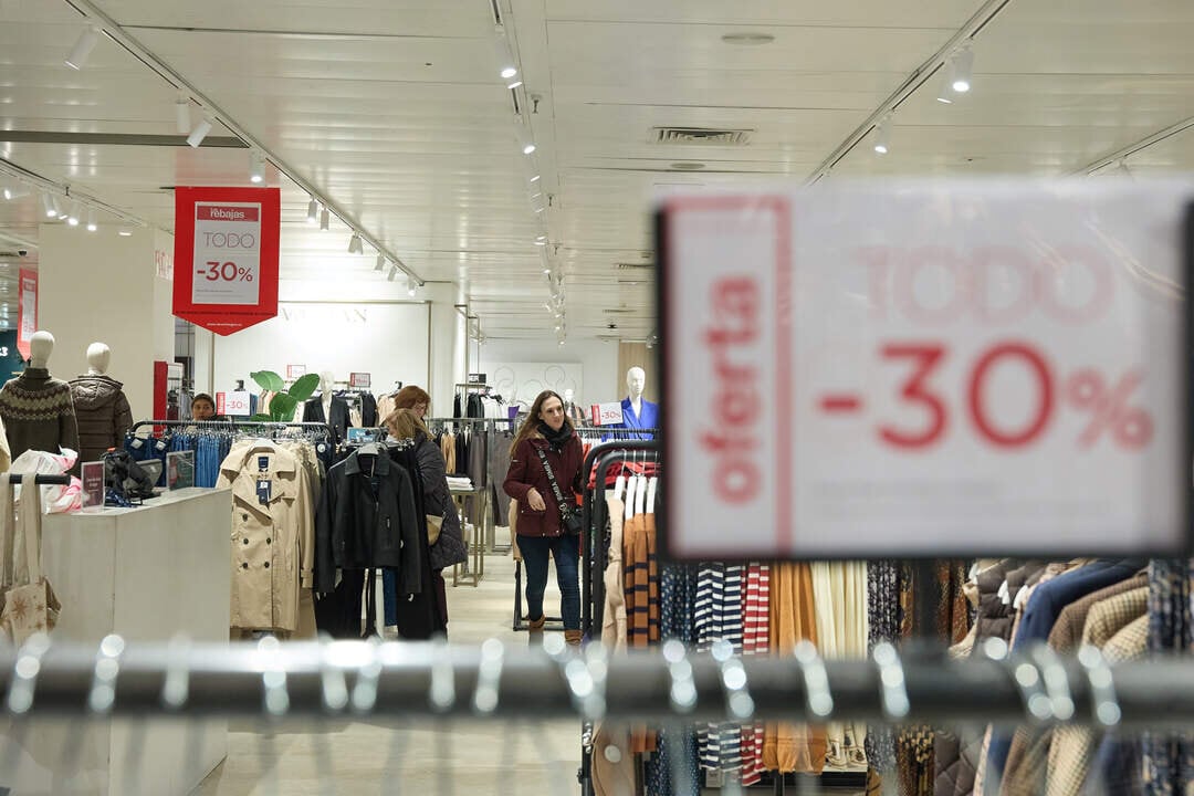Varias personas, en los primeros minutos de rebajas, en El Corte Ingl&eacute;s de la calle Preciados, a 7 de enero de 2024, en Madrid