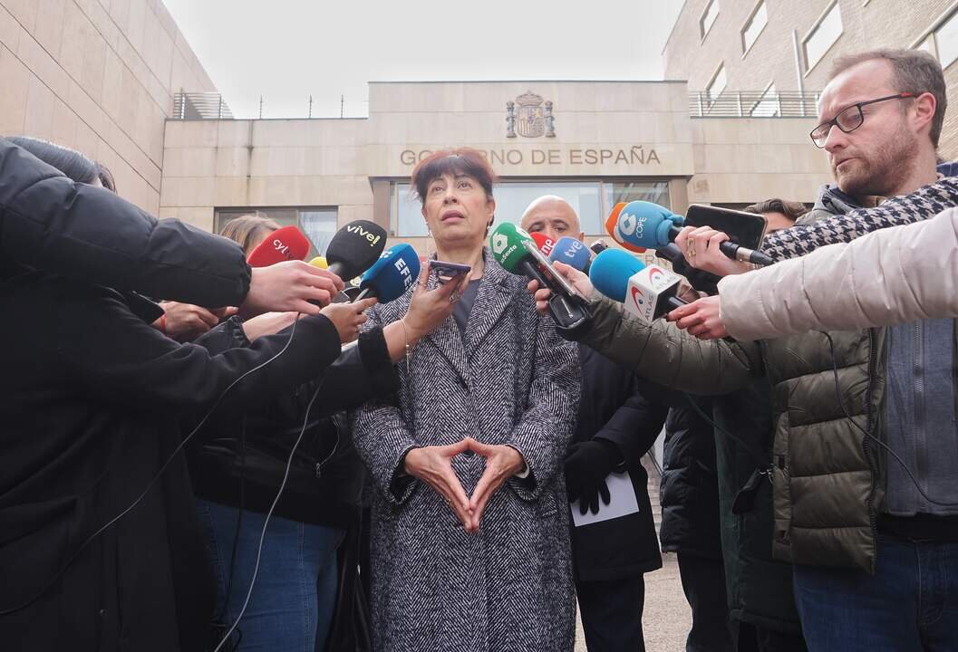 La ministra de Igualdad, Ana Redondo, ofrece declaraciones a los medios durante un minuto de silencio en repulsa por el &uacute;ltimo asesinato por violencia de g&eacute;nero, en la Delegaci&oacute;n de Gobierno de Castilla y Le&oacute;n, a 2 de enero de 2024, en Valladolid.