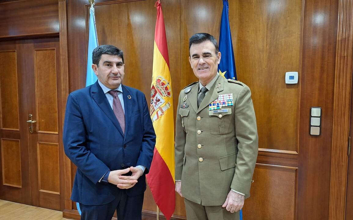 El delegado del Gobierno en Galicia, Pedro Blanco, recibe al general Raimundo Rodr&iacute;guez
