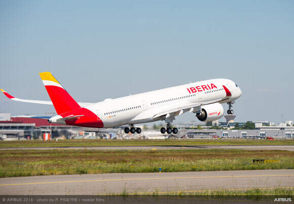 Un avi&oacute;n de Iberia despegando.