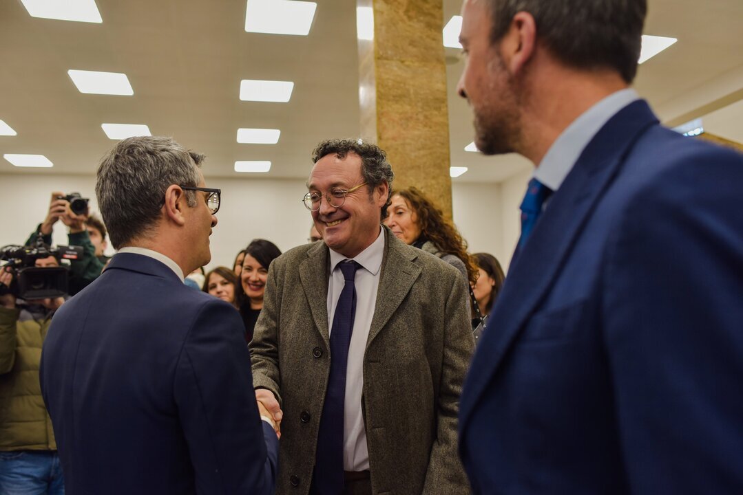 El ministro de la Presidencia, Justicia y Relaciones con las Cortes Bola&ntilde;os (i) y el Fiscal General del Estado, &Aacute;lvaro Garc&iacute;a Ortiz (c), durante la inauguraci&oacute;n del curso selectivo de la 63&ordf; promoci&oacute;n de acceso a la carrera fiscal.
