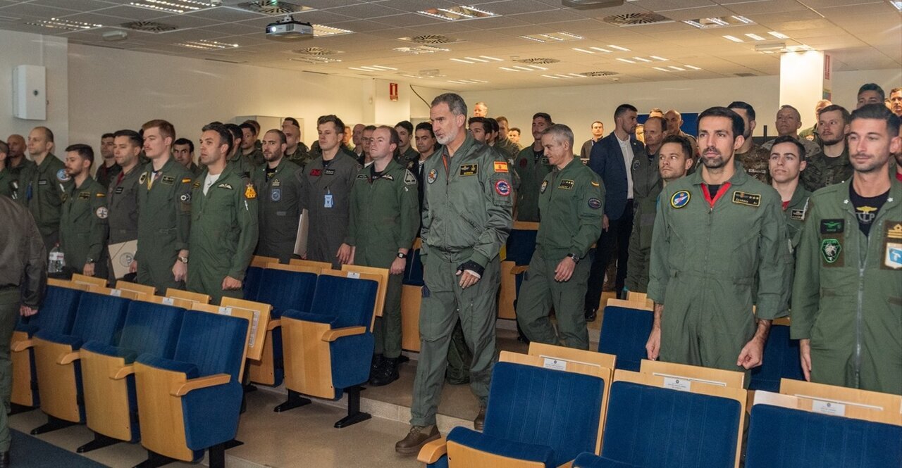 El rey Felipe, en una visita a la base a&eacute;rea de Los Llanos, Albacete (Foto: V&iacute;ctor Fern&aacute;ndez / Europa Press).