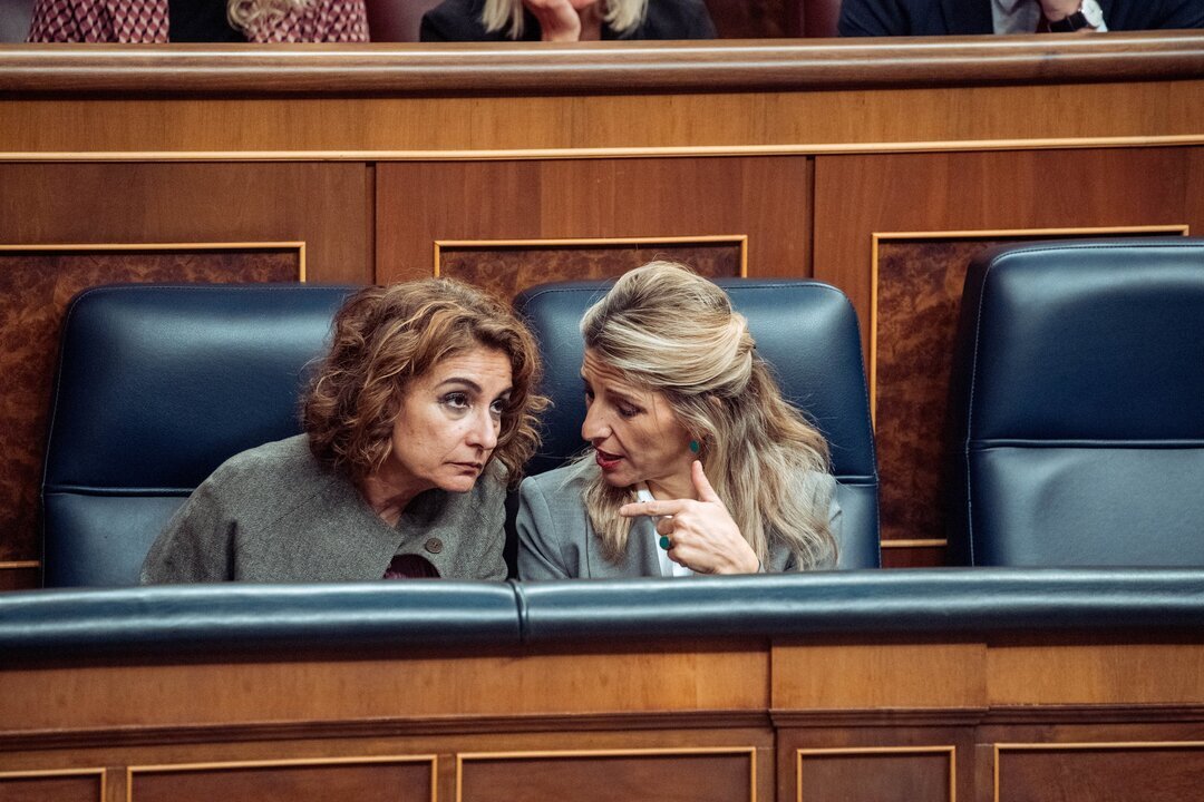 La vicepresidenta primera y ministra de Hacienda, Mar&iacute;a Jes&uacute;s Montero (i) y la vicepresidenta segunda y ministra de Trabajo, Yolanda D&iacute;az.