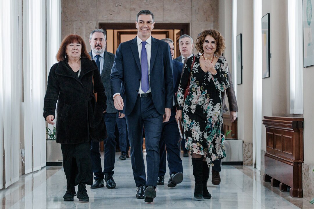 (I-D) La presidenta del PSOE, Cristina Narbona; el presidente del Gobierno y secretario general del PSOE, Pedro S&aacute;nchez y la vicesecretaria general del PSOE y vicepresidenta primera del Gobierno y ministra de Hacienda, Mar&iacute;a Jes&uacute;s Montero.