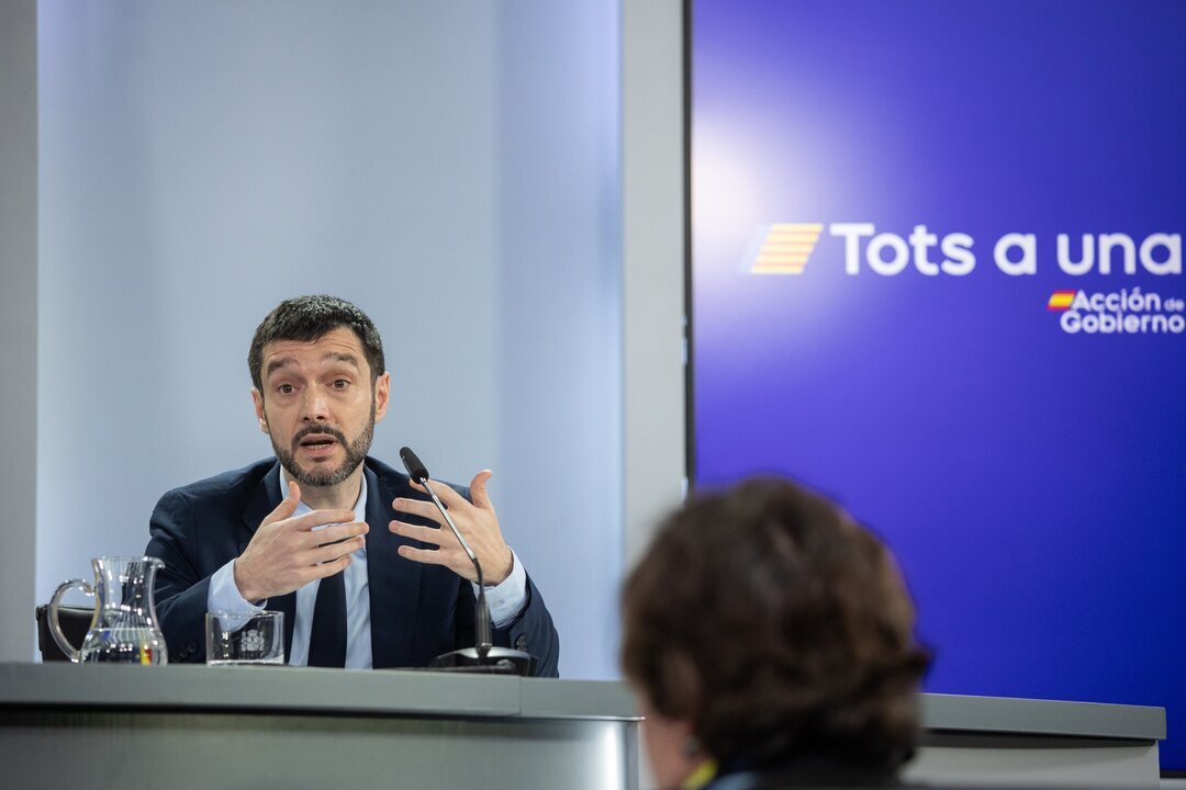 El ministro de Derechos Sociales, Consumo y Agenda 2030, Pablo Bustinduy, durante la rueda de prensa tras el Consejo de Ministros, en el Palacio de la Moncloa, a 11 de febrero de 2025, en Madrid.