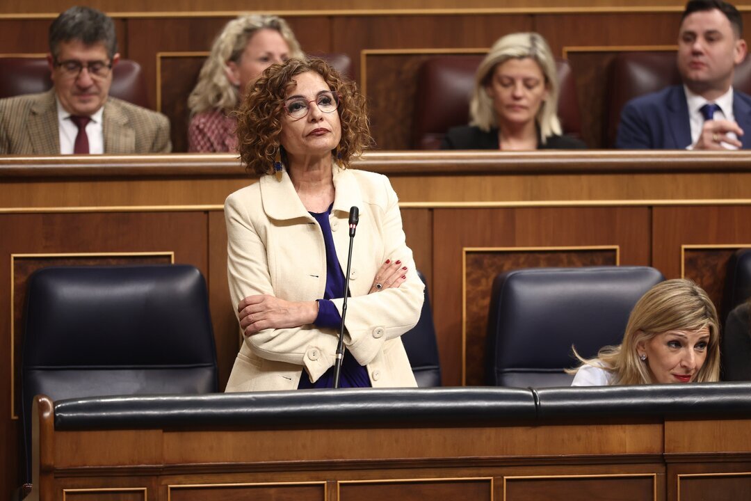 (I-D) La vicepresidenta primera y ministra de Hacienda, Mar&iacute;a Jes&uacute;s Montero, y la vicepresidenta segunda y ministra de Trabajo y Econom&iacute;a Social, Yolanda D&iacute;az, durante un pleno en el Congreso de los Diputados, a 19 de febrero de 2025, en Madrid.